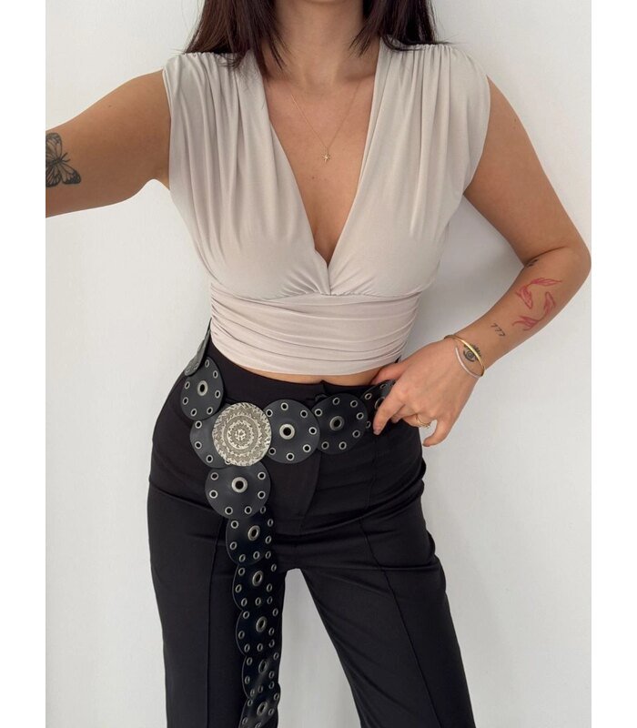 69d276c03d047-88801614-sw960sh1280-1b7ff4885f-700x800-1 Kadın Vatkalı Kolsuz V Yaka Drapeli Crop Bluz Likralı Fit - Boyalı Gri - Görsel 1