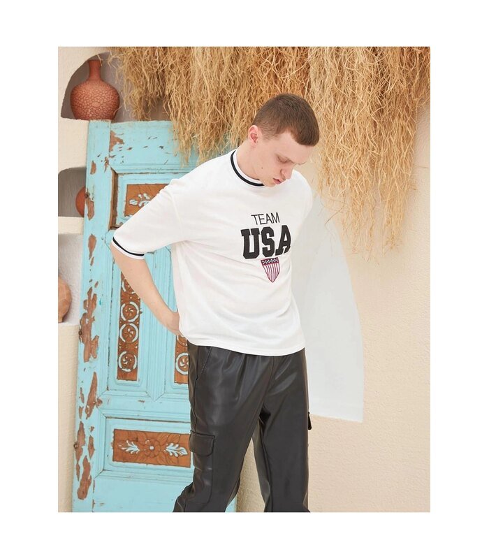 erkek-nakis-islemeli-ribanali-oversize-t-shirt-beyaz-155837037-sw960sh1440-f9099991d0-700x800-1 Erkek Bisiklet Yaka Tişört Nakış İşlemeli Kısa Kol Oversize T-Shirt - Beyaz - Görsel 1