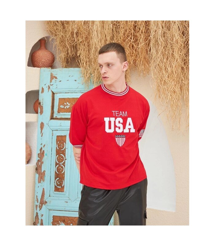 erkek-nakis-islemeli-ribanali-oversize-t-shirt-kirmizi-182750489-sw960sh1440-41cf098387-700x800-1 Erkek Bisiklet Yaka Tişört Nakış İşlemeli Kısa Kol Oversize T-Shirt - Kırmızı - Görsel 1
